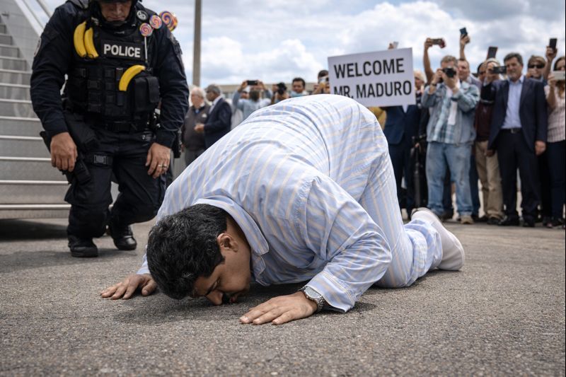 Las fotos de Maduro no son buenas. Tampoco lo necesitan 6 Imagen falsa de la llegada a tierra de un detenido ante presencia de público y cámaras.
