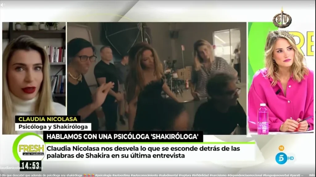 Captura de pantalla de un programa de televisión donde se analiza una entrevista de Shakira con la psicóloga Claudia Nicolasa. La imagen incluye a la experta, a la cantante en un estudio y a la presentadora en el set de grabación.