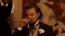dicaprio riendo con copa