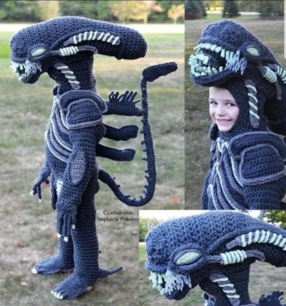 Un niño posa con un elaborado disfraz de Xenomorfo tejido completamente a ganchillo en tonos grises y azulados. Las tres imágenes muestran detalles del diseño, incluyendo la icónica cabeza alargada, la cola con púas y el rostro del niño asomando por la boca.