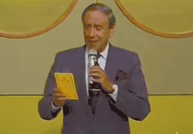 hombre leyendo tarjeta