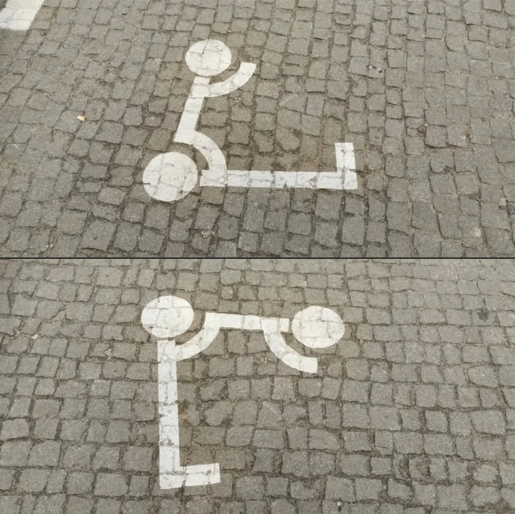 Dos fotografías de una señal de accesibilidad para personas con discapacidad pintada en un suelo de adoquines, mostrada en diferentes ángulos de rotación. Las rotaciones hacen que el símbolo estándar de la silla de ruedas parezca representar figuras en posiciones inusuales.